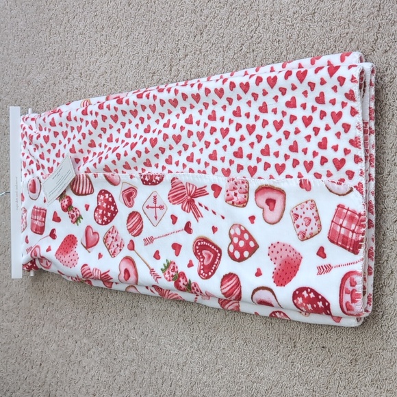 ❌SOLD❌Cupcakes and Cashmere Valentine's Day Oversized Reversible Throw 🍓 - Picture 4 of 7